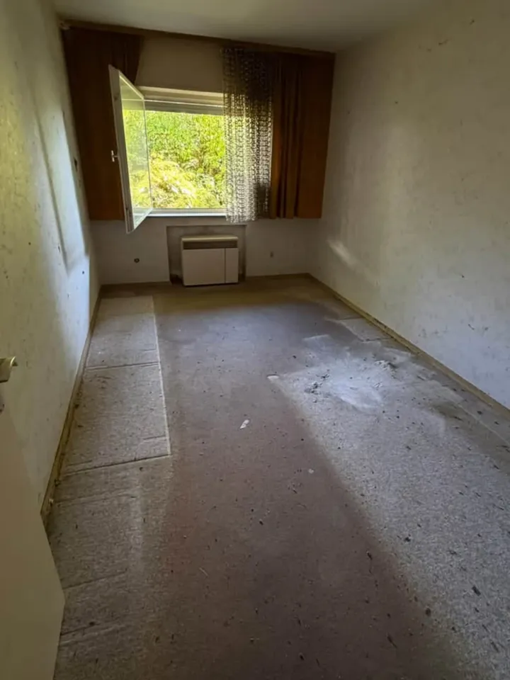 Dasselbe Schlafzimmer nachher: Möbel entfernt, Raum leer